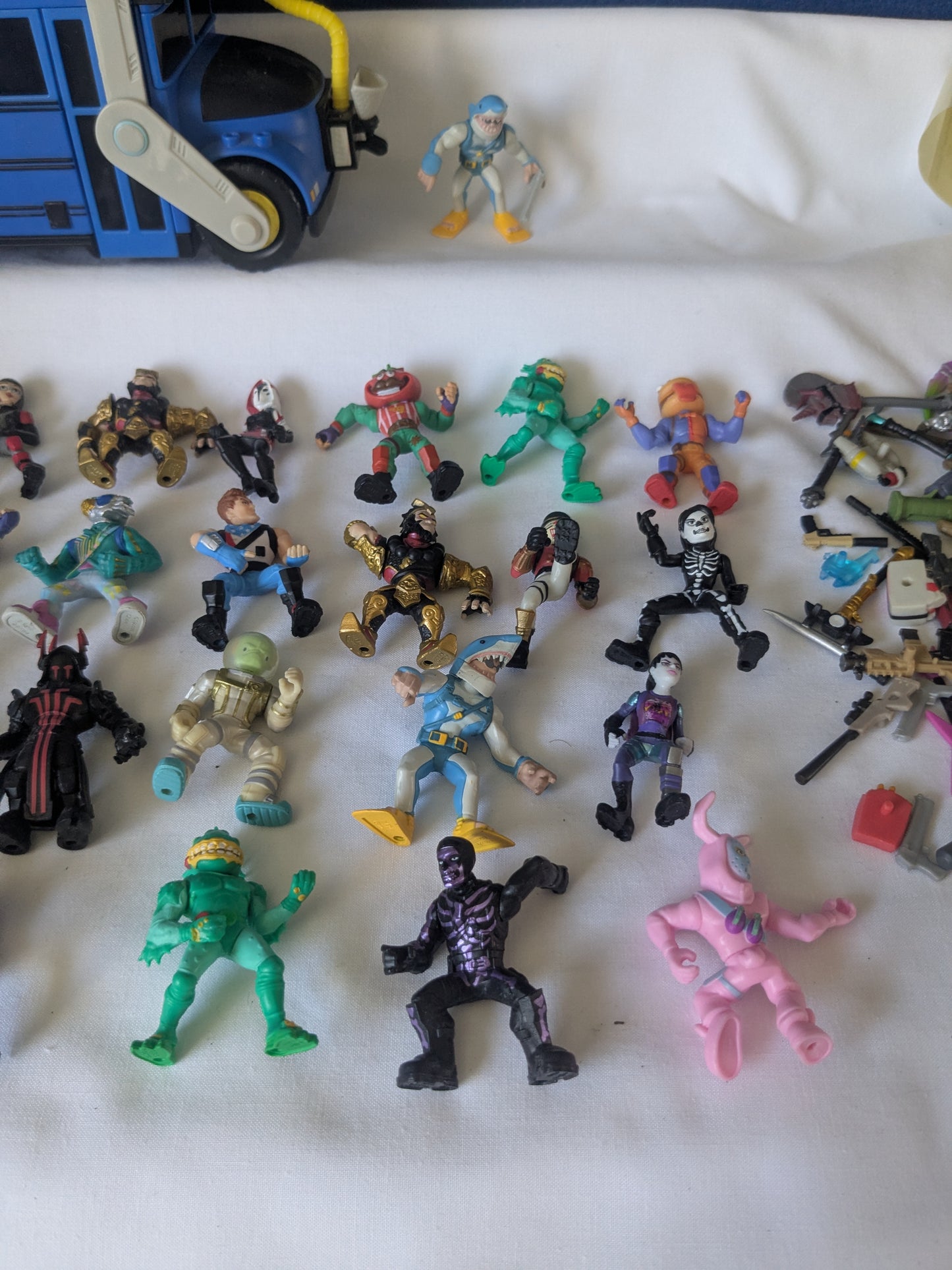 Fortnite Battle Royale Collectible Mini Figures Bundle, Deluxe Battle Bus & X-4 Stormwing Plane