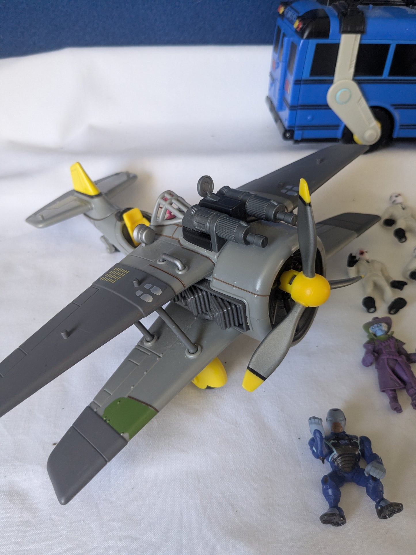 Fortnite Battle Royale Collectible Mini Figures Bundle, Deluxe Battle Bus & X-4 Stormwing Plane
