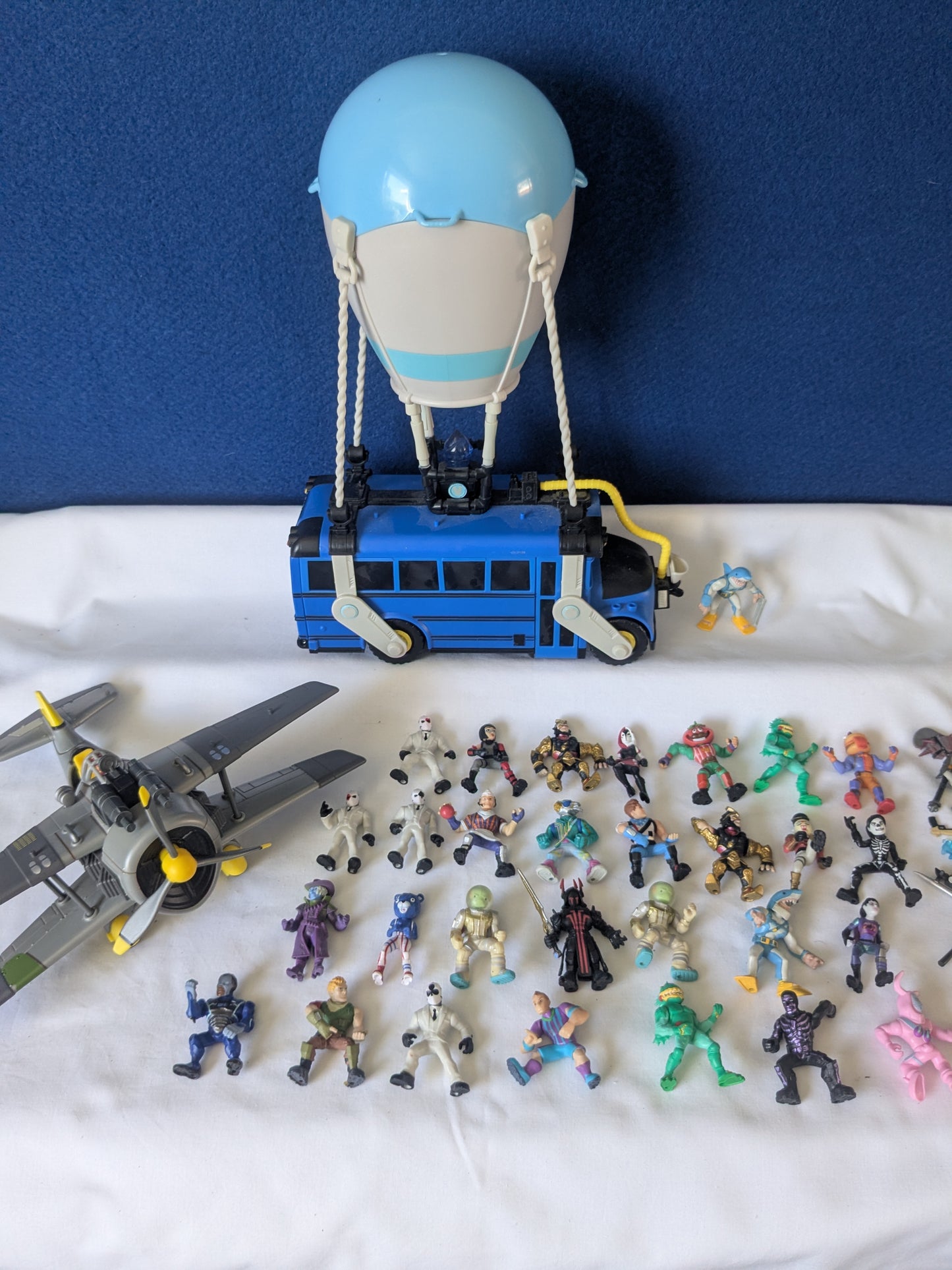 Fortnite Battle Royale Collectible Mini Figures Bundle, Deluxe Battle Bus & X-4 Stormwing Plane