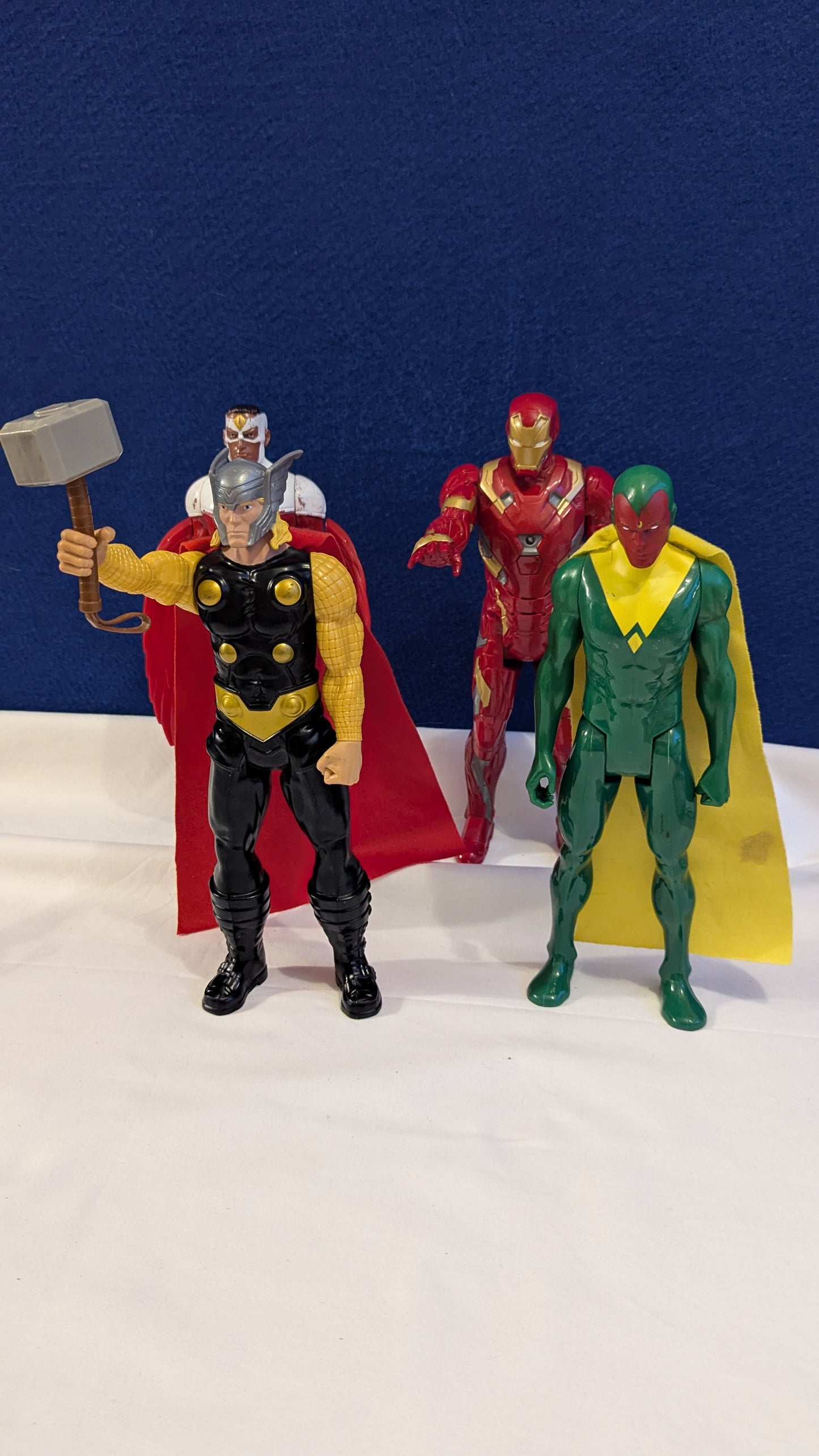 Lot de 4 figurines Marvel 30 cm : Thor, Falcon, Vision et Iron Man