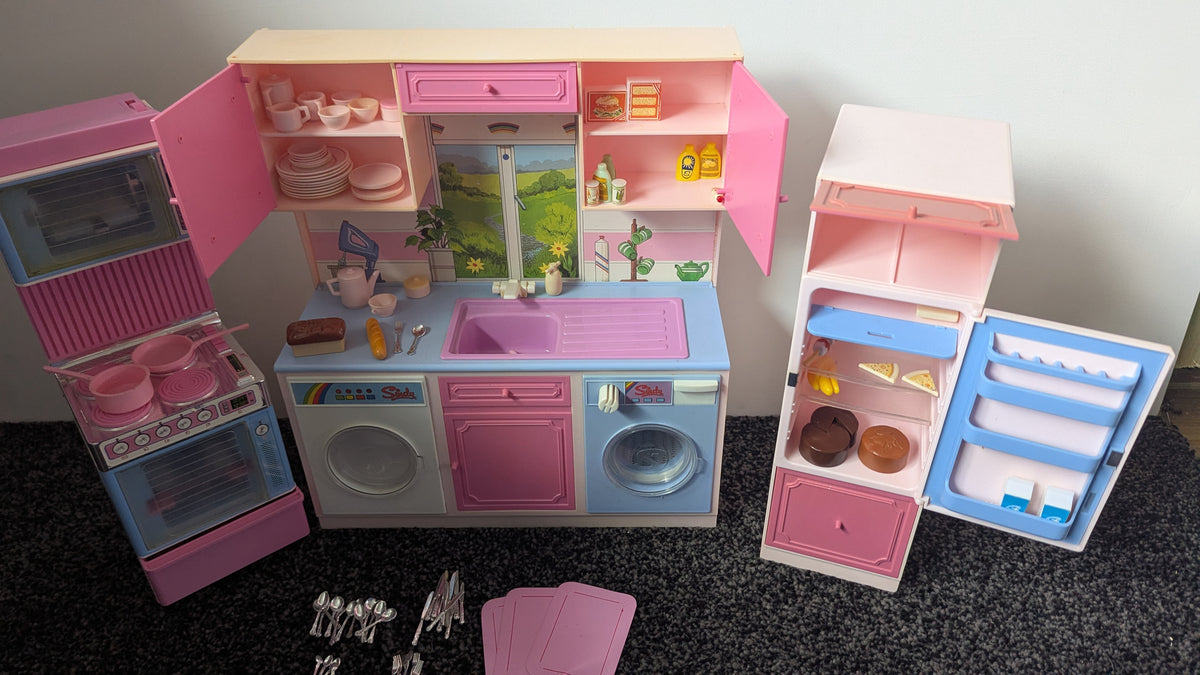 Vintage Sindy Kitchen, Cooker, Fridge & Accessories