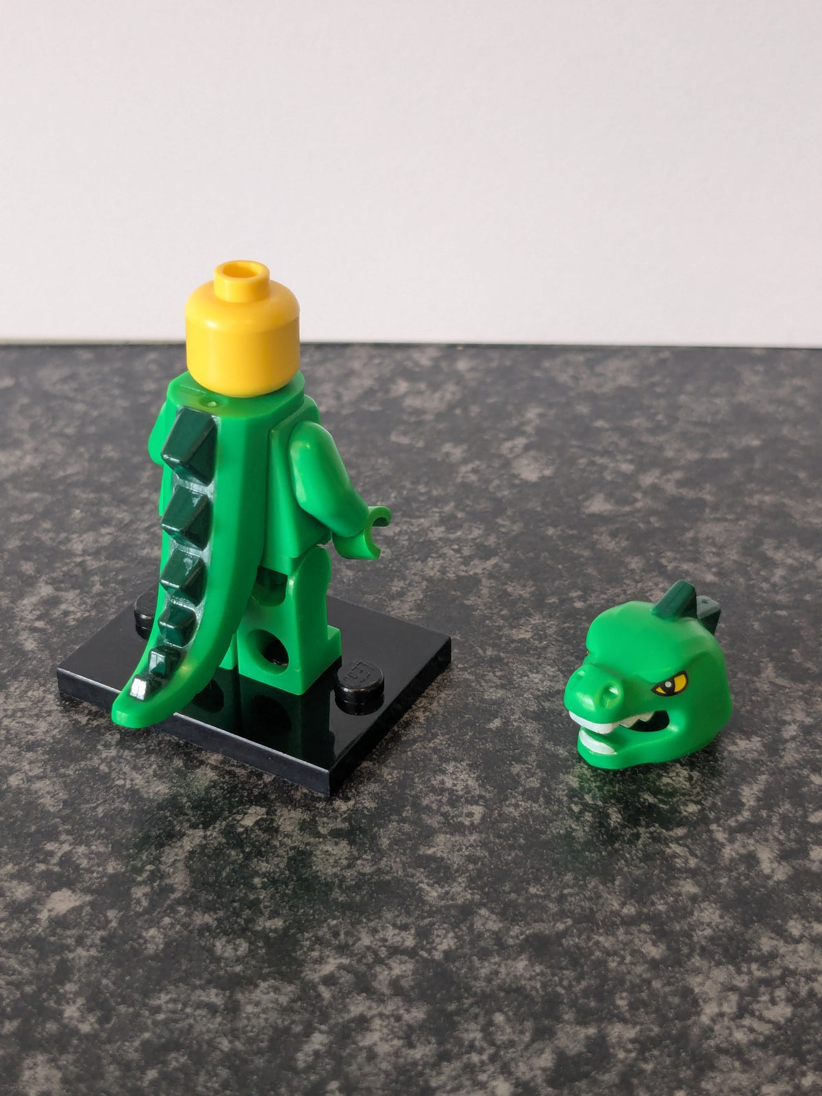 8805 Collectible Minifigures Series 5 2011 - Lizard Man
