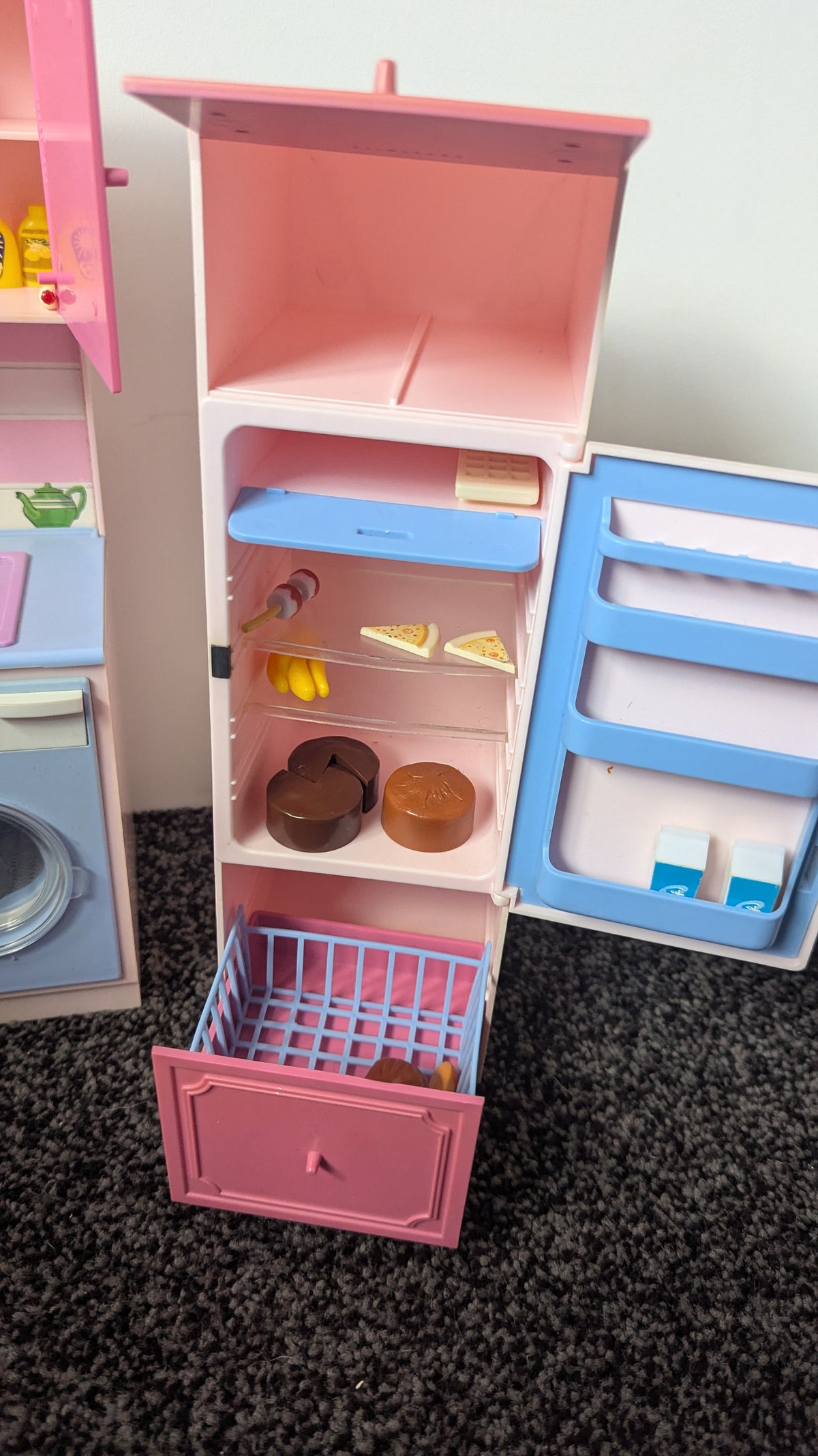 Vintage Sindy Kitchen, Cooker, Fridge & Accessories