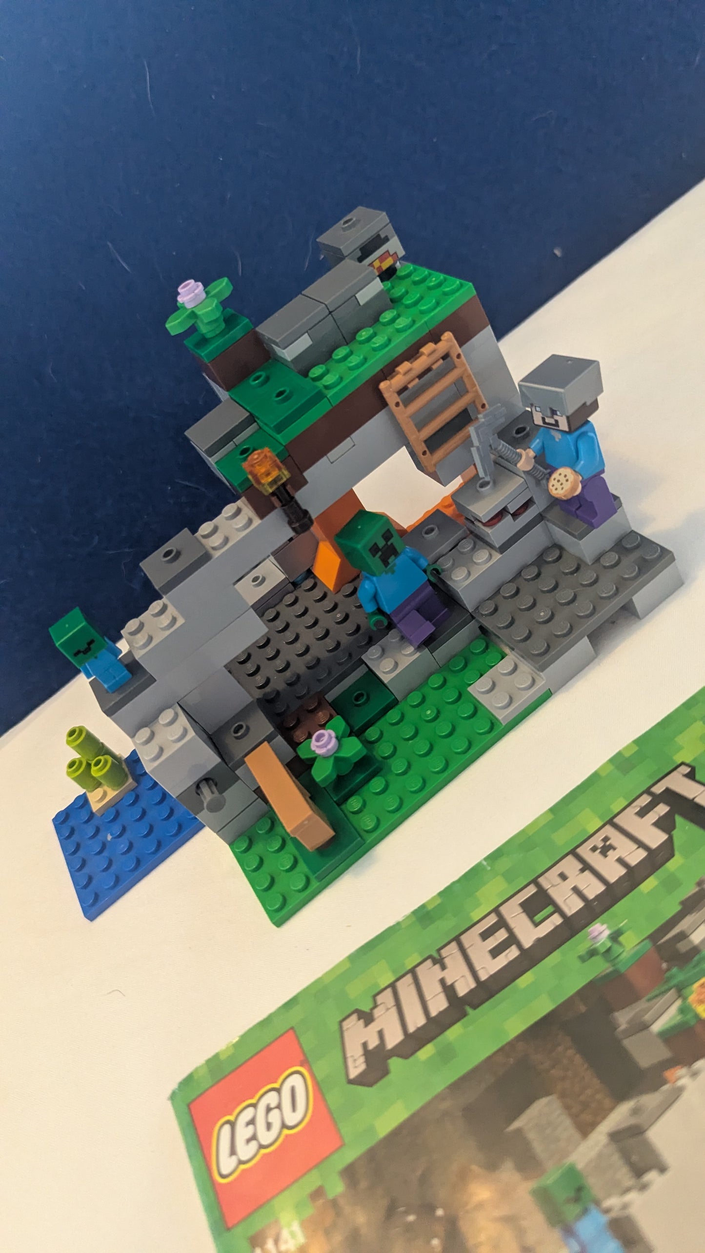 Lego Minecraft 21141 The Zombie Cave