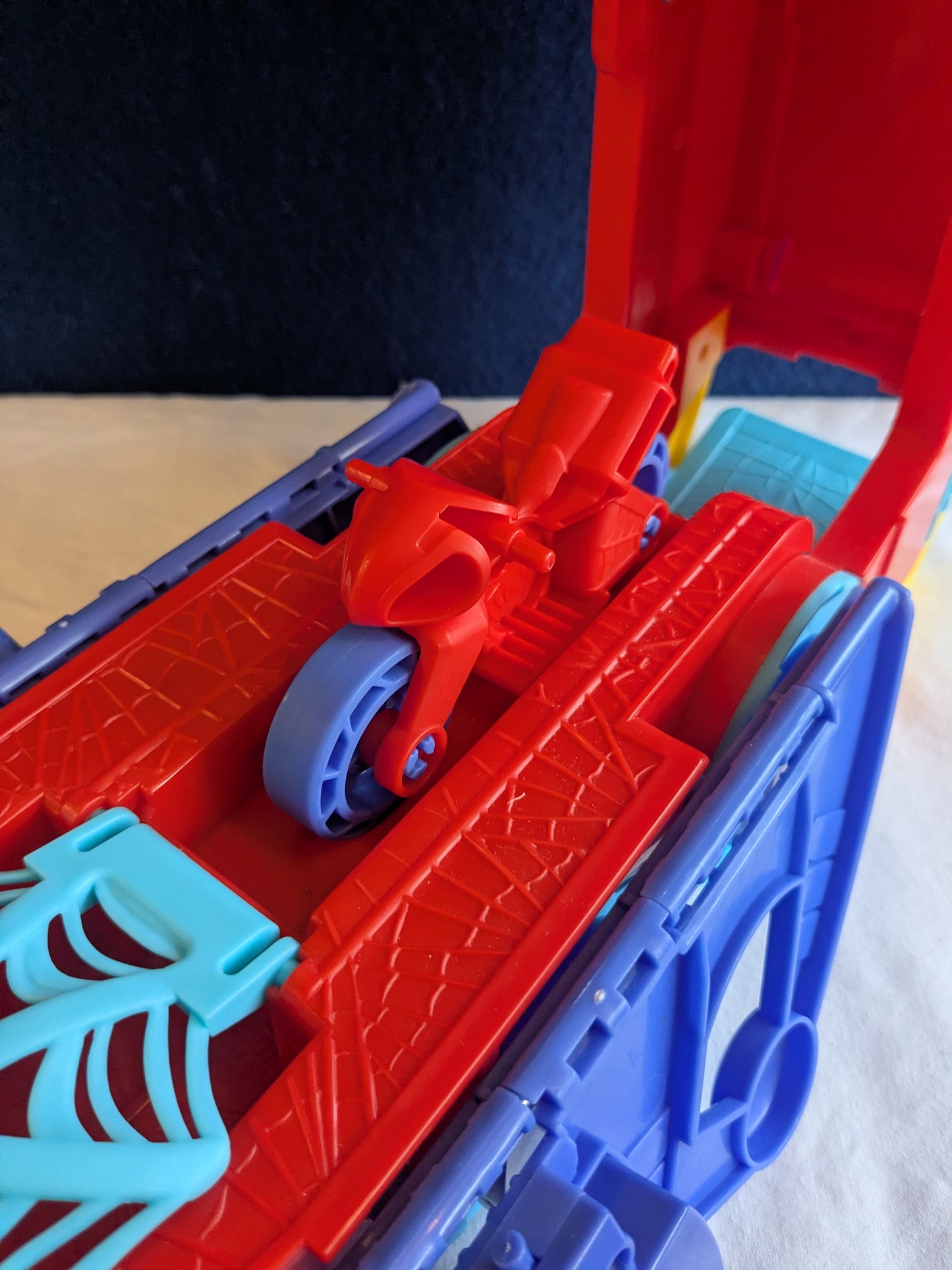 Marvel Spidey & His Amazing Friends Spider Crawl-R HQ Playset