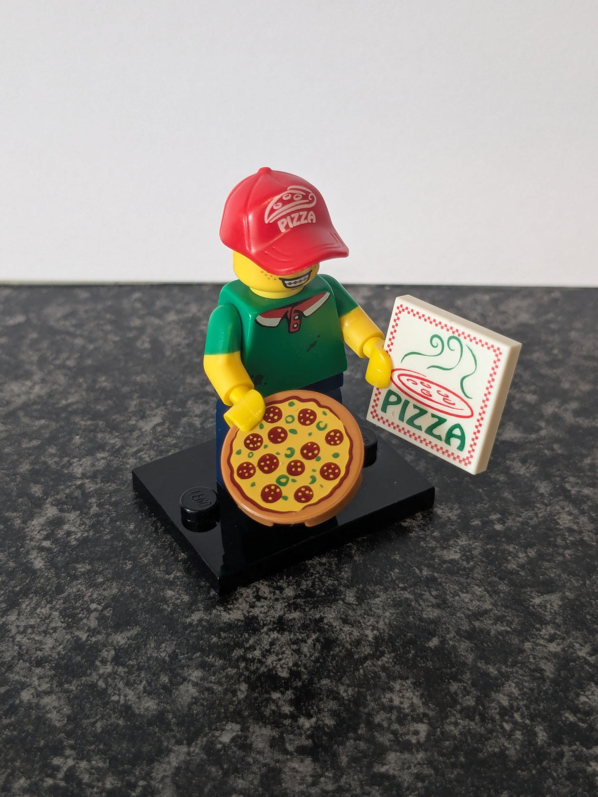 71007 Collectible Minifigures Series 12 2014 - Pizza Delivery Man