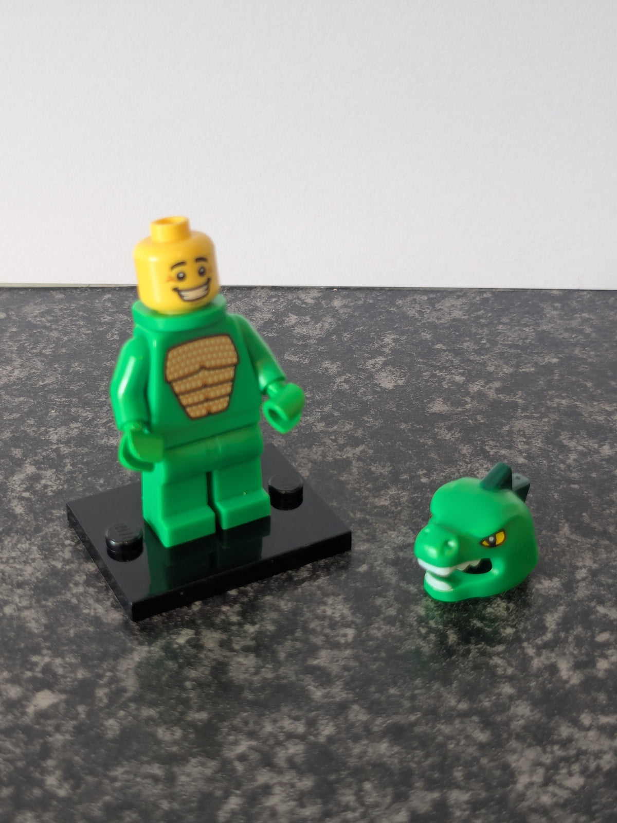 8805 Collectible Minifigures Series 5 2011 - Lizard Man