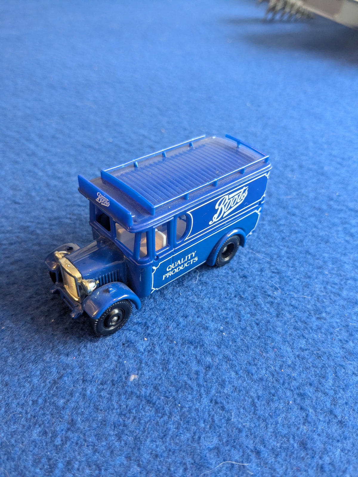 Lledo "Days Gone" 1932 Boots Dennis Delivery Van die cast model