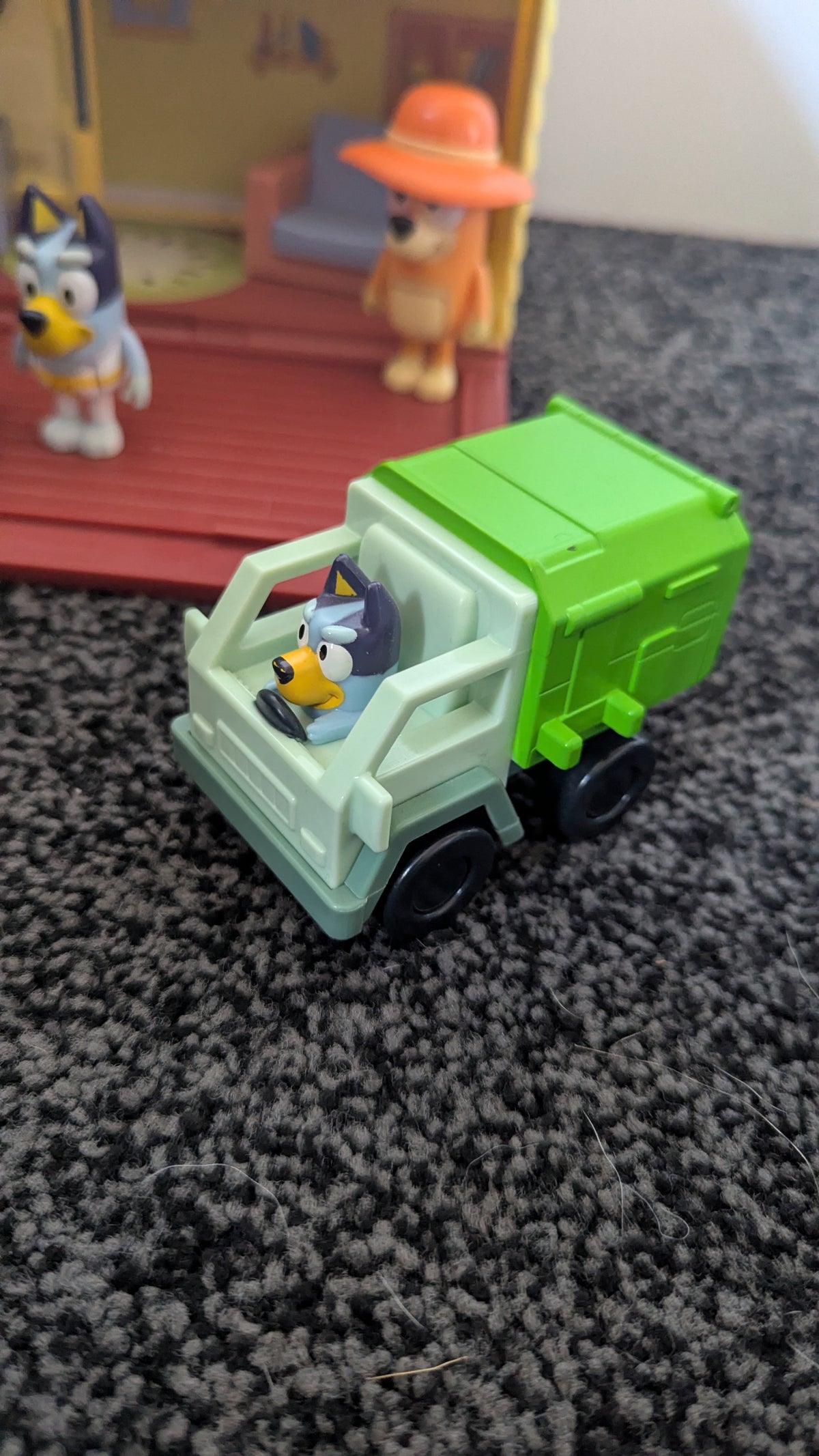 Bluey's Family Home Playset With Characters 7 Characters & Pull Back Recycle Truck