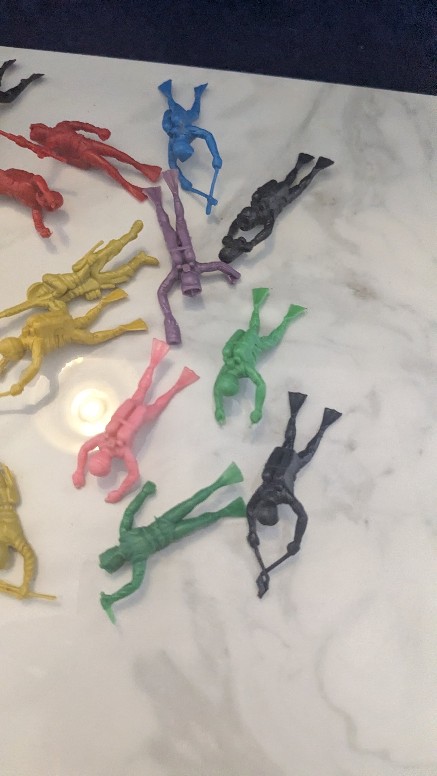 Bundle of 22 plastic diving figures.