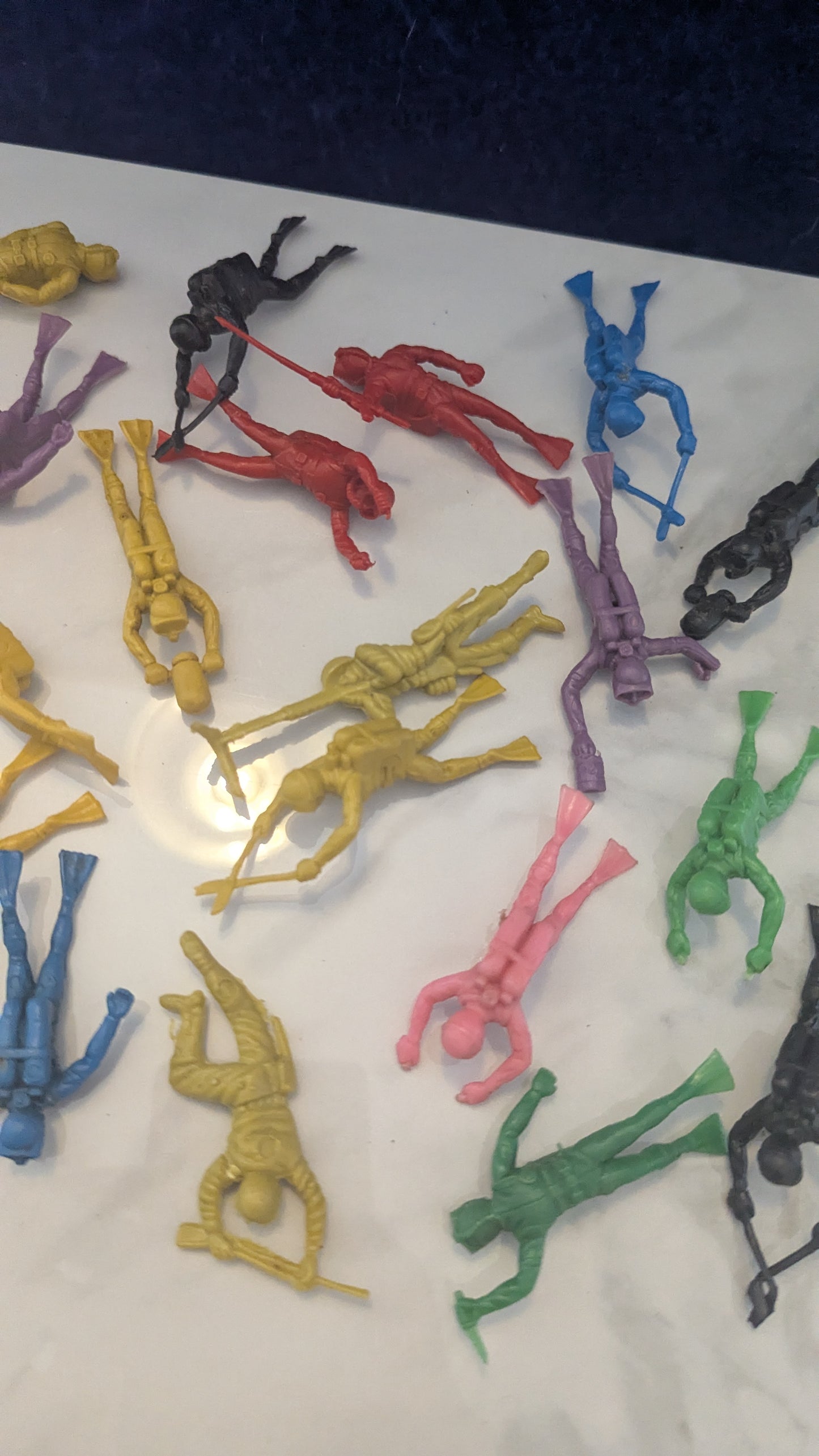 Bundle of 22 plastic diving figures.