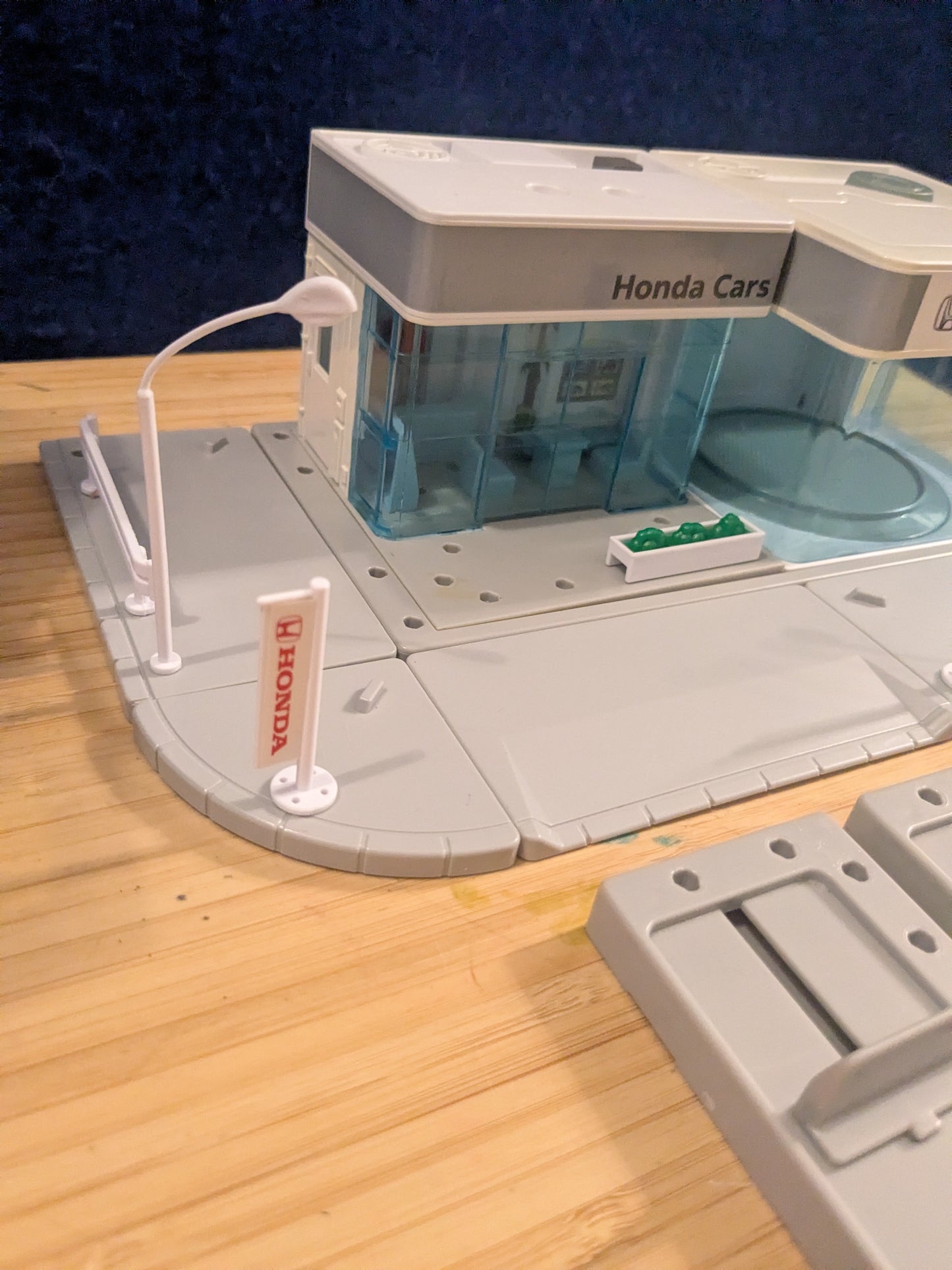 Tomy Tomica Town Honda Garage/Showroom