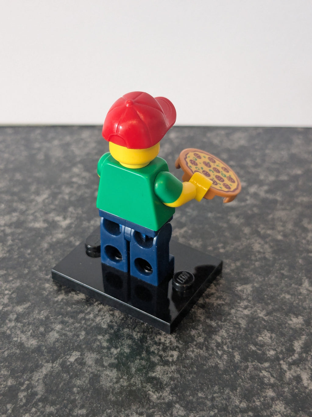 71007 Collectible Minifigures Series 12 2014 - Pizza Delivery Man