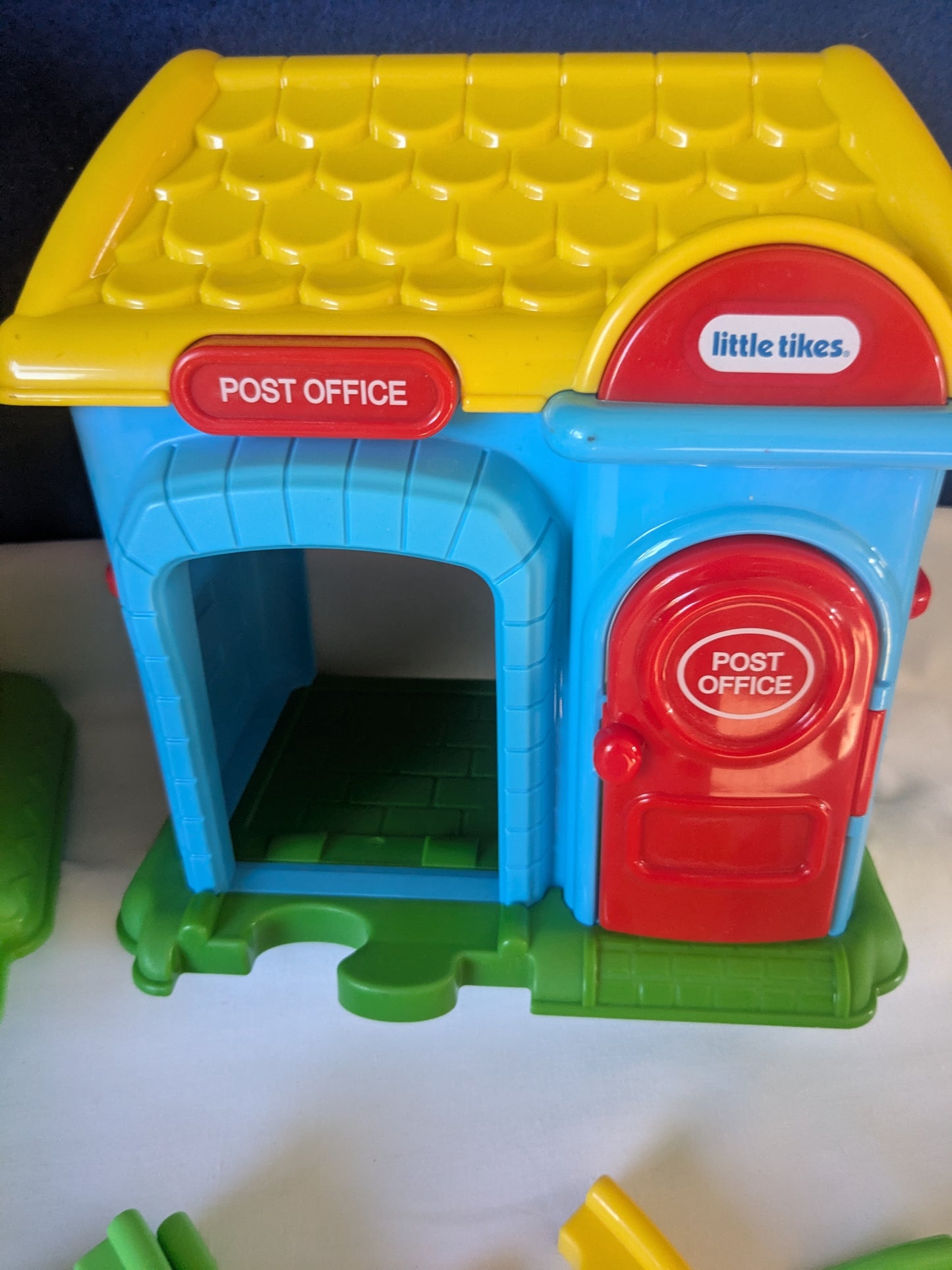 École, bureau de poste et piste Little Tikes
