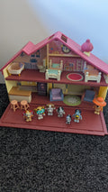Bluey's Family Home Playset With Characters 7 Characters & Pull Back Recycle Truck