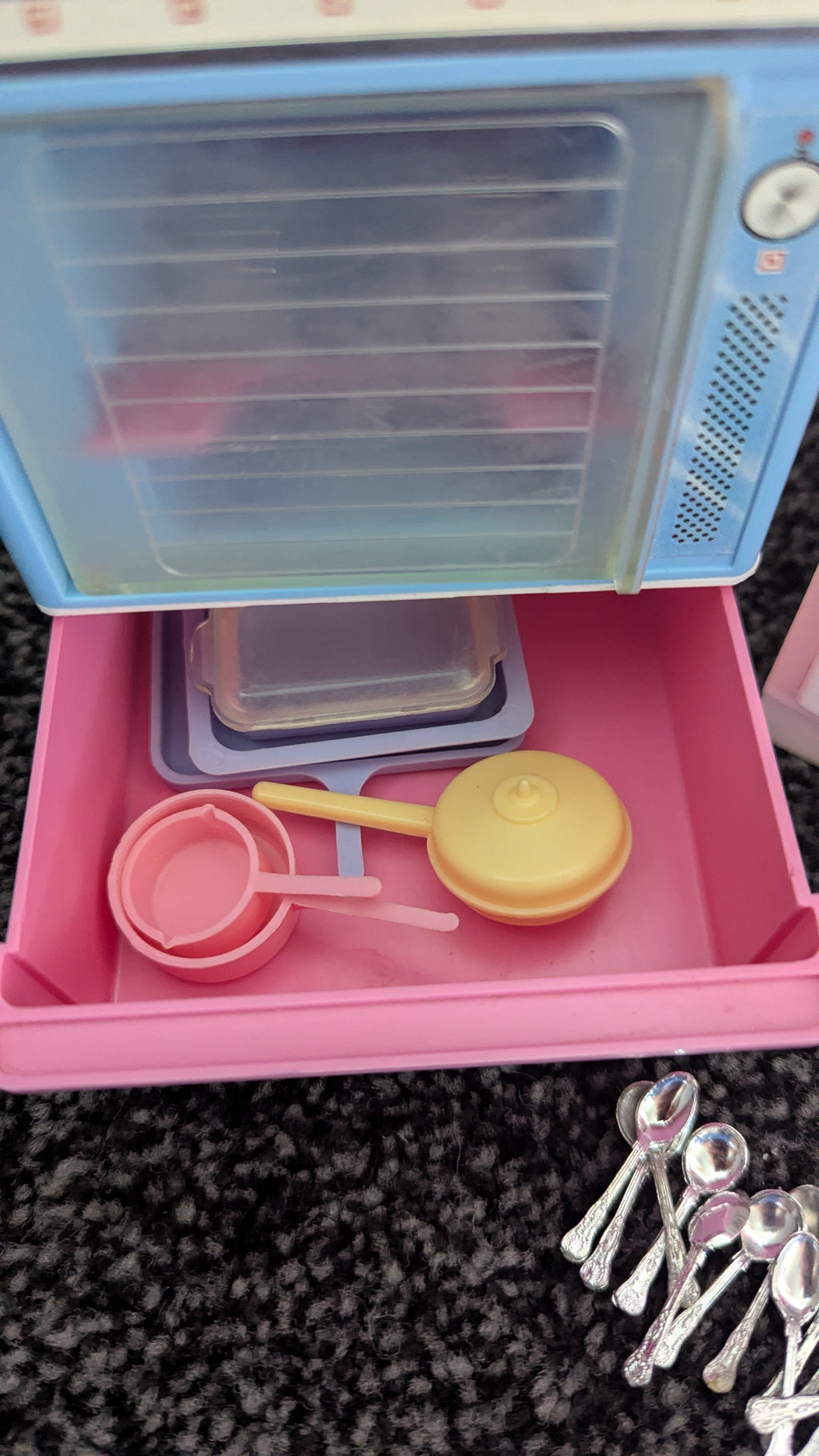 Vintage Sindy Kitchen, Cooker, Fridge & Accessories