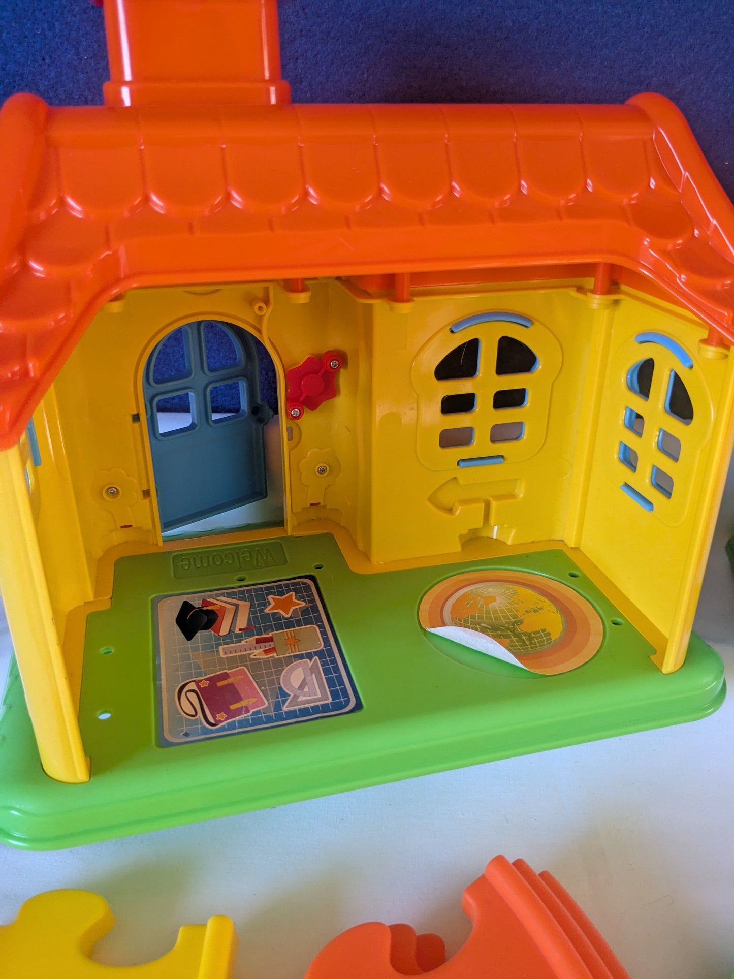 École, bureau de poste et piste Little Tikes