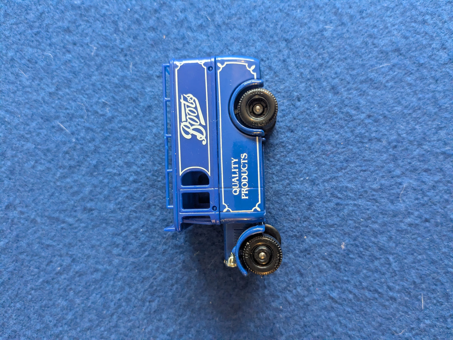 Lledo "Days Gone" 1932 Boots Dennis Delivery Van die cast model