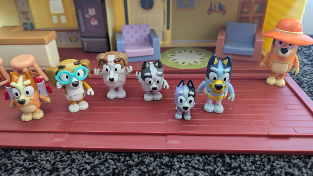 Bluey's Family Home Playset With Characters 7 Characters & Pull Back Recycle Truck