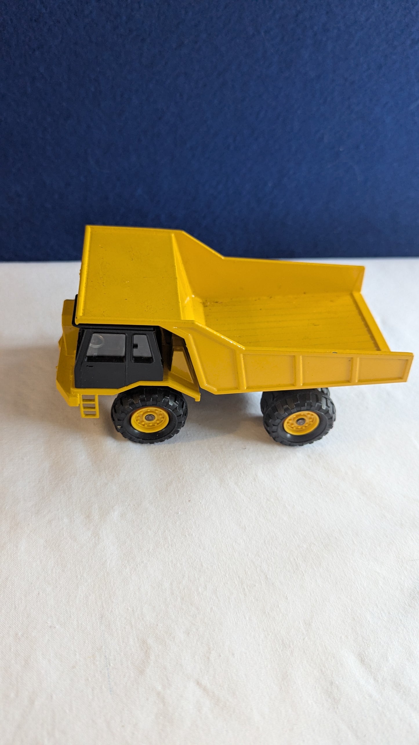 Majorette 4501 Diecast 1:50 Dumper Truck