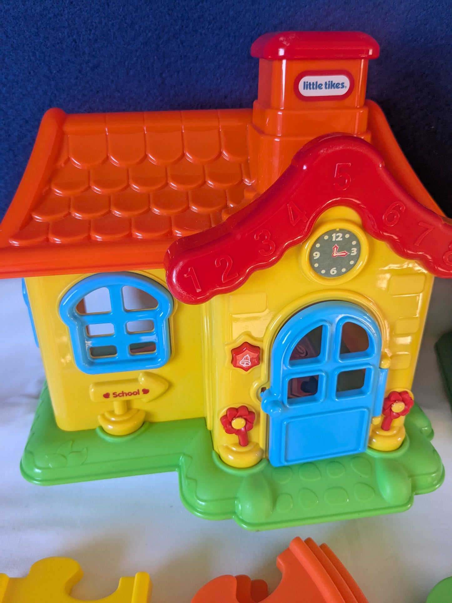 École, bureau de poste et piste Little Tikes