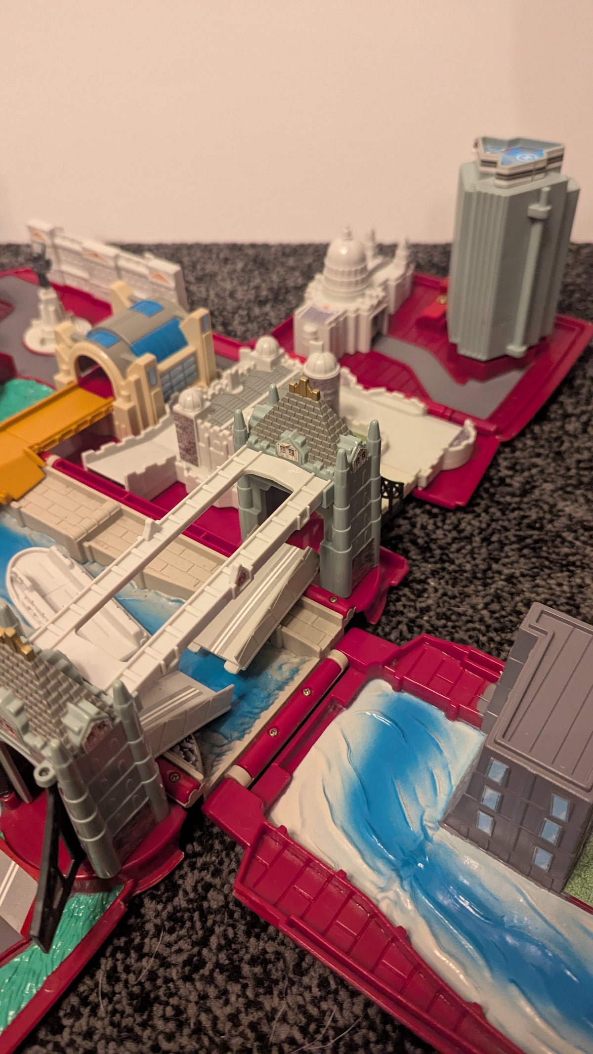 Vintage Motor Max Take-Along Transforming London Bus City Scene Playset