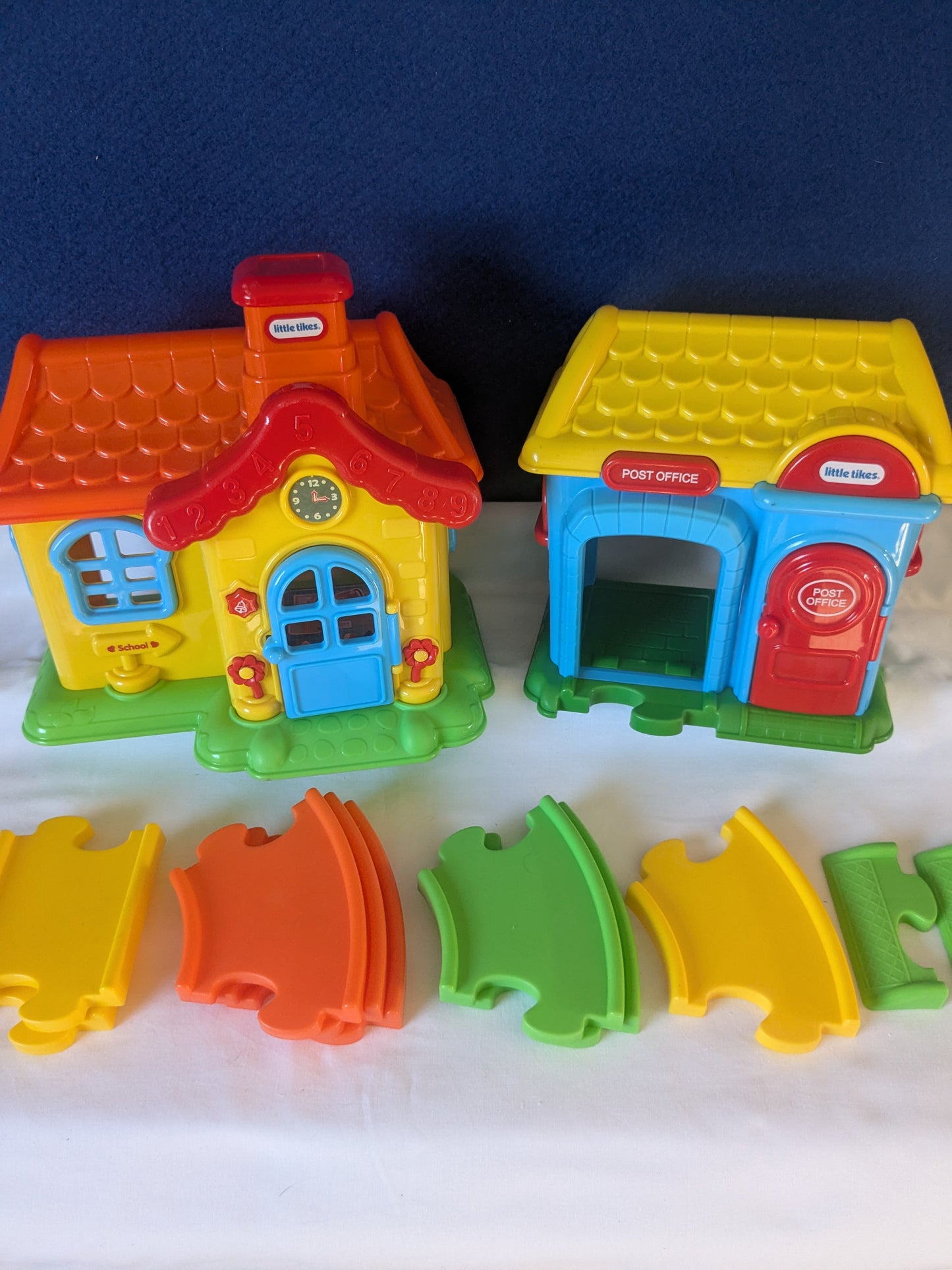 École, bureau de poste et piste Little Tikes