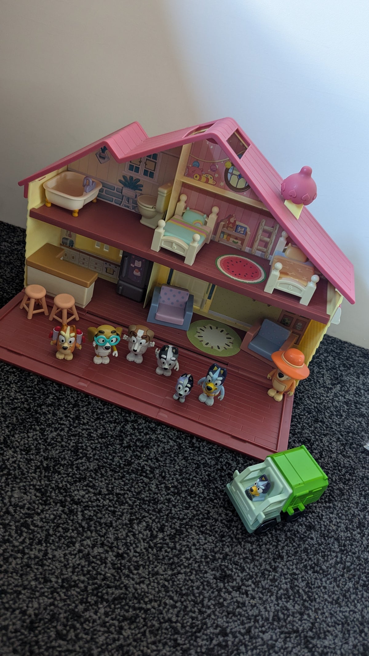 Bluey's Family Home Playset With Characters 7 Characters & Pull Back Recycle Truck