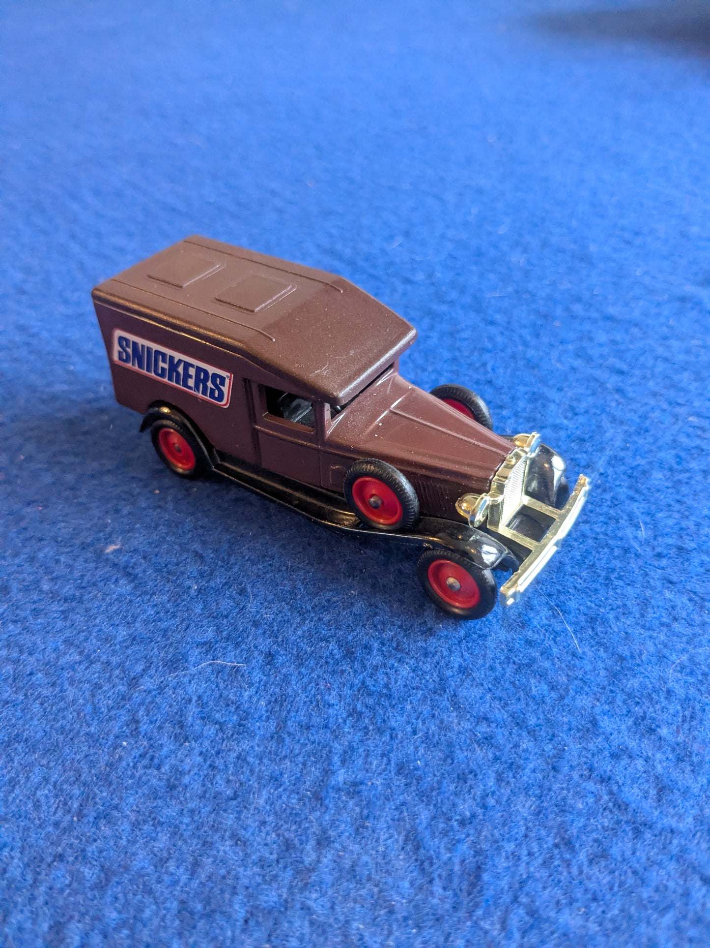 Lledo "Days Gone" 1936 Snickers Packard Van die cast model